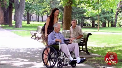 На Дядо му връзва секси момиче смях-скрита камера