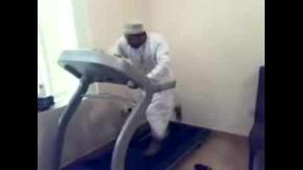 Тъп Арабин Го Е Страх От Пътечка.3gp