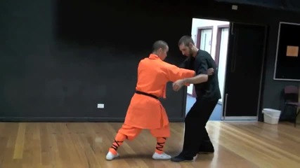 Шаолински монах показва бойни умения