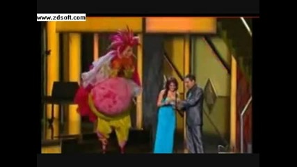 Dulce Maria entrega premio en los latin grammy`s 2009