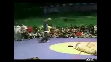 Брейкър се пребива доката танцува 