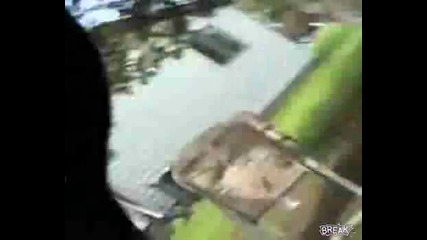 баба седна на един мотоциклет и падна