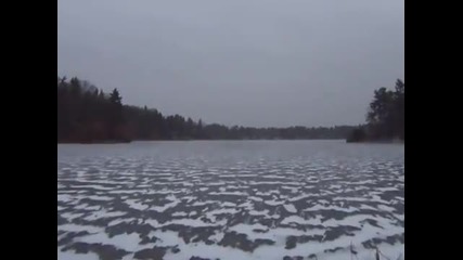Голф топче в замръзнало езеро