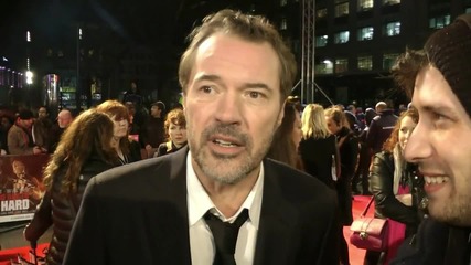 Звездата Себастиан Кох дава интервю на премиерата на филма си Умирай Трудно: Денят Настъпи (2013)