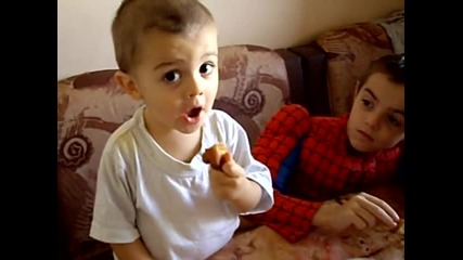 децата ядат бухти с мед и захар