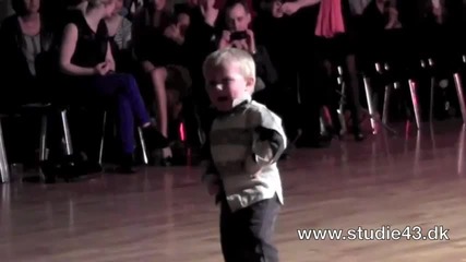 Две годишно дете танцува див Рокендрол - Пичага от класа ;)