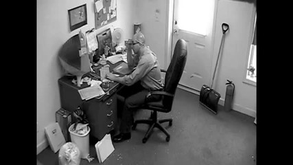Откачен мъж в офиса