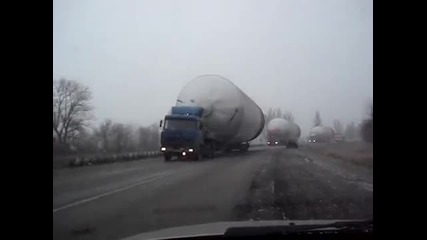 Големи камиони превозващи странен товар в Русия