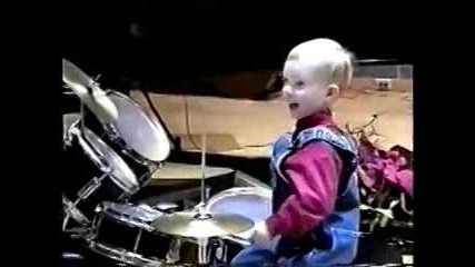 Дете на 3 годинки свири супер на барабани