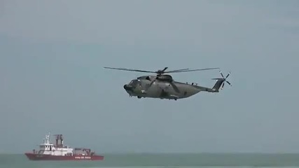 Хеликоптер каца върху водата