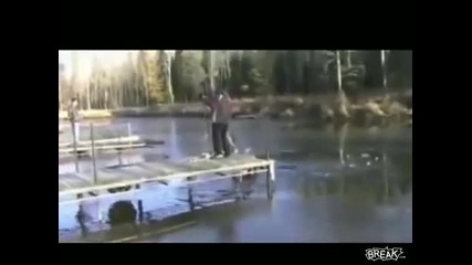 Супер тъп дебелак скача в заледено езеро! 