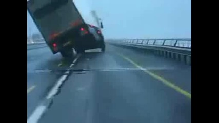 Силен вятър обръща камион на мост