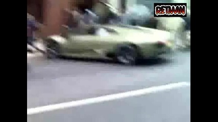 Lamborghini Се Забива В Стълб