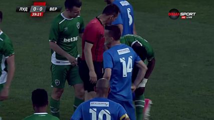 Правилно ли Лудогорец получи дузпа срещу Верея?