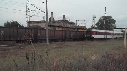 Пв от Златица се разминава с товарен влак.