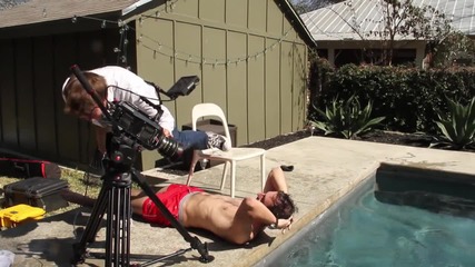 Трик с шапка за плуване на забавен каданс - the slow mo guys