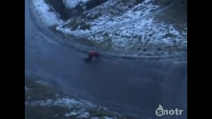 Силен вятър буквално извява/избутва хората 