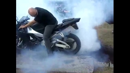 Yamaha R1 burnout !