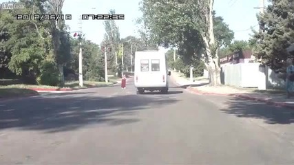 Луда баба раздава правосъдие на пътя.