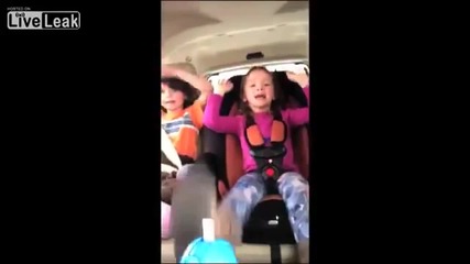 Майка записва двете си дъщери как пеят и те попадат в автомобилна катастрофа !!!
