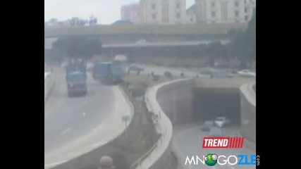 Боклукджийски камион пада от мост