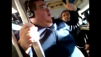 Ненормалник пее в автобуса (смях)