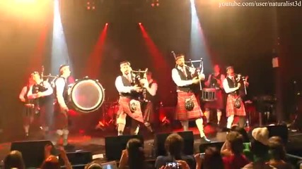 Скандинавски музиканти свирят известна рок песен с гайди и барабани