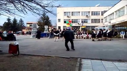 Луд пияница танцува