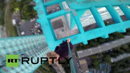 Русия: Младеж се разхожда по покрива на сграда в Санкт Петербург