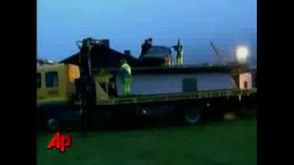 Немец летя 30 метра с автомобила си и кацна върху покрив