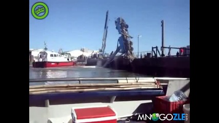 Кораб повлича кран 