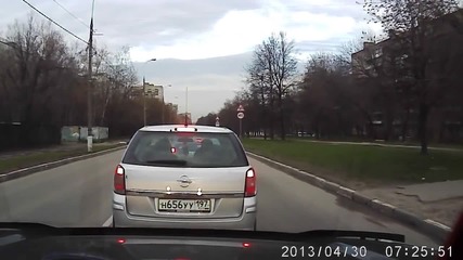 Неадекватен шофьор с Opel направи 4 нарушения на пътя за 30 секунди!