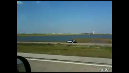 Bugatti Veyron се разбива в езеро 