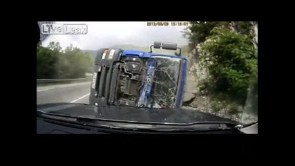 Камион се обръща на завой