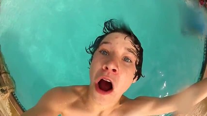 Фрийстайл скокове в басейна » Жесток Dubstep » » A Day At The Pool