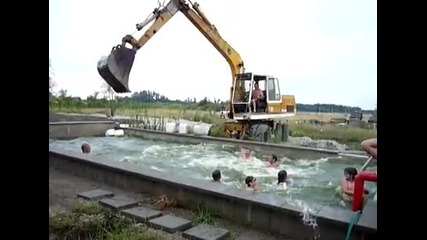 Къпане в басейн с помоща багер!някъде в Унгария