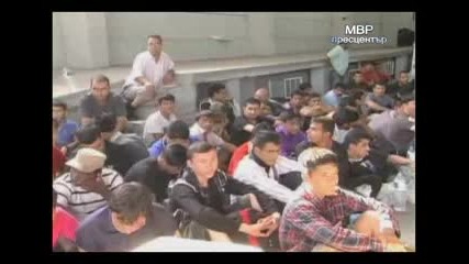 73 - ма нелегални пътници, скрити в камион с дини, задържаха служители на Гранична полиция 