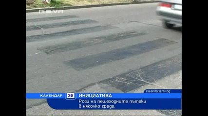 Червена пешеходна пътека от рози в памет на убитото момиче в Бургас