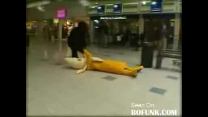 Горила убива банан