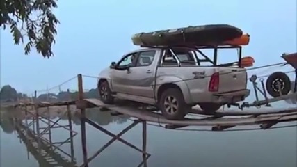 Луд шофьор минава по дървен мост!