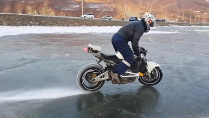 Мотор с шипове на гумите burnout на лед