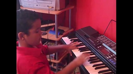 5 - годишно дете изпълнява музиката от филма Хелоуин на пиано