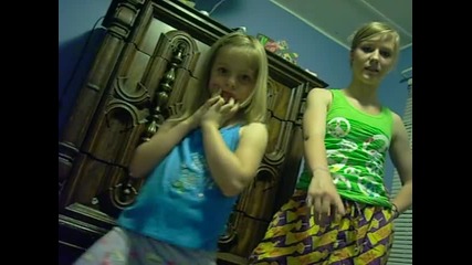 nikkie and her sister dancing to my chick bad