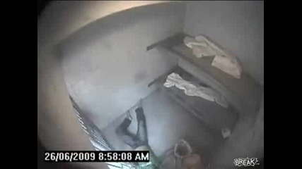 Затворник прави каскади в килията си !