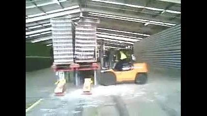 Разтоварване на бира - нищо здраво не остана ...