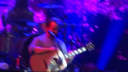 Jonas Brothers изпълняват Pushin Me Away , Hello Beautiful и We Are Young Santiago Chile
