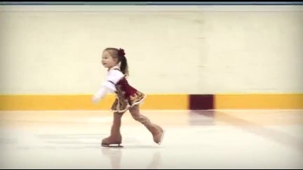 2 годишно момиче за първи път прохожда ла лед
