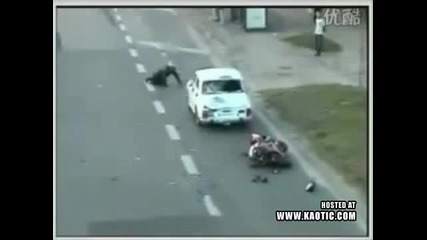 Шофьор спира пред моторист 