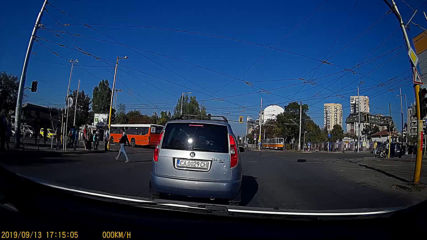 Автобус преминава на червен светофар в насрещното