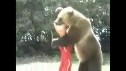 Човек се бори с мечка 